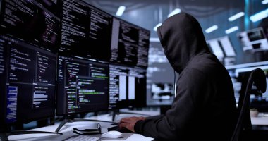 Bilgisayar ekranındaki Siber Korsan Kapüşonlu Hackleme Verisi.