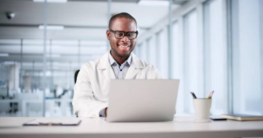 Gülümseyen Afrikalı Amerikalı Doktor İnternet 'te Çalışmaktan Mutludur.