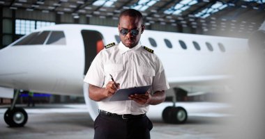 Mutlu Afrika Amerikan Hava Yolları Pilotu Uluslararası Kalkış İçin Hazırlanıyor.