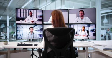 Kadın Doktor, X-Ray Slaytlarıyla Kanser Tedavisinde Giyiniyor