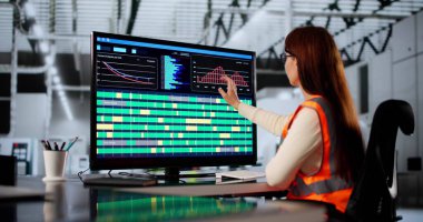 Modern Fabrika İnşaat Alanında Kadın Mühendis Kontrol Paneli