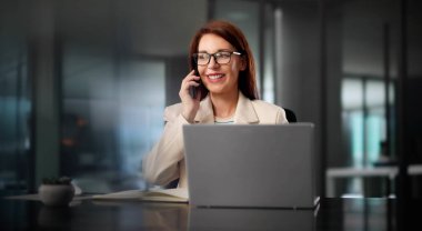 Teknolojiden anlayan kadın, akıllı telefon ve bilgisayar kullanarak hokkabazlık yapıyor. Sanal Danışman.