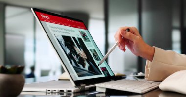 Küresel Tüketim Günlüğü İçin Çevrimiçi Haber İçeriğini Güncelleyen Gazeteci.