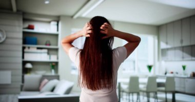 Kötü saçlı kadın kaşındırıyor, kuru kafa derisi yüzüyor. Portre.