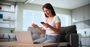 Akıllı Telefon Glikoz uygulamasında kan şekerini ölçen genç bir kadın hayal kırıklığına uğramış hissediyor. Muhtemel Meslekler: Diyabet Hemşiresi