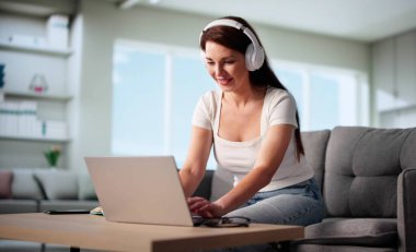 Adanmış Öğrenci Çevrimiçi Uzaklık Öğrenme Sanal Sınıfına Girdi.