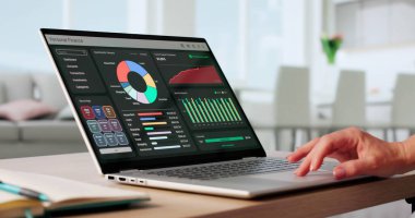 Genç bir kadın, bilgisayar uygulaması ile yaşam masraflarını karşılıyor. Finansal Danışman Not Defteri Kullanıyor