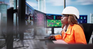 Bugün İmalat Tesisinde Yağ Üretimini Yöneten Yetenekli Kadın Mühendis.