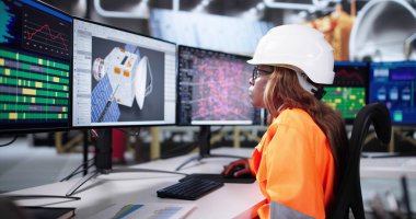 Siyah Kadın Mühendis 3D CAD Yazılım kullanarak Uydu Modeli Taslağı.