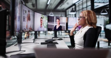 Tıbbi Röportaj İçin Sanal Video Konferansı Kullanan Afrikalı Amerikalı Kadın.