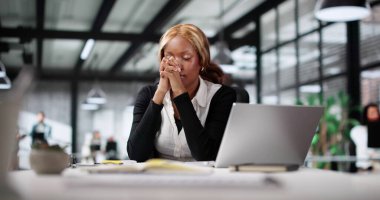 Afrikalı Kadın İnançla Dua Ediyor, Teknolojiyi Ruhsal Bağlanmak İçin Kullanıyor.