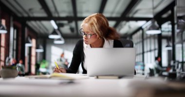 Sanal Özel Ders: Afrikalı Amerikalı Kadın İnternet 'te Pazarlama Yetenekleri Öğreniyor.