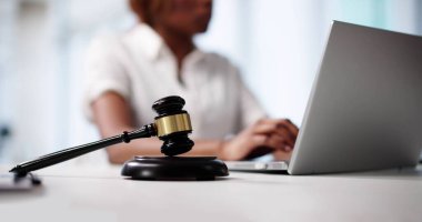 Çevrimiçi Teknoloji Güvenlik Yasası Konulu Adli Ders Veren Bayan Avukat