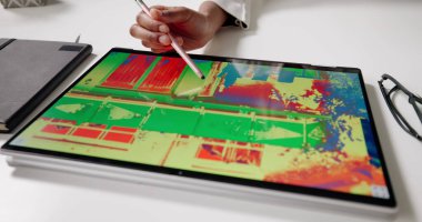 Kadın Mimar Kızılötesi Kamera ile Ev İzolasyon Verimliliğini Denetliyor.