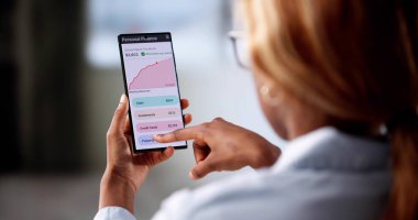 Genç Siyahi Kadın, Telefon Web Hesap Eli 'nde Mali Takip Ediyor. Muhasebeci.