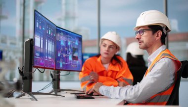 Siyah Kadın Mühendis Petrol Rafinerisinde Yenilikçi Otomasyon Sistemi İzliyor.