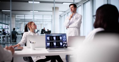 Tıp Profesyonelleri, çeşitli ekip üyeleriyle hastanede eğitim konusunu görüştü.