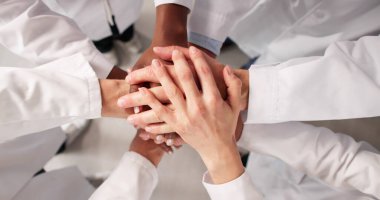 Hastane ortamında birbirini destekleyen ve destekleyen sağlık uzmanları.