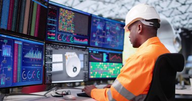 Genç Mühendis Geliştirme Güneş Panelleri 3D CAD Tasarım Yazılımı Kullanıyor.