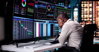 Stresli Afro-Amerikalı İşadamı Vergi Çizelgesi Üzerinde Geç Çalışıyor.