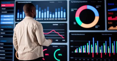 İş adamı, Yapay Zeka Kontrol Yazılımının Büyük Verilerini Analiz Ediyor. İşbirlikçilerle işbirliği yapan hisse senedi tüccarı