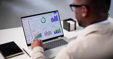 Pazar Eğilimleri Analizi: Genç Afrikalı Amerikalı Veri Analisti İş Başında