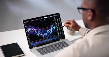 Afrikalı Adam İnternet üzerinden Borsa Ticareti İçin Bilgisayar Kullanıyor