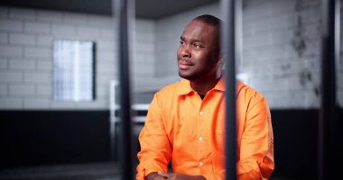 Hapisteki hücresinin arkasında, Üzgün Mahkum ağladı.