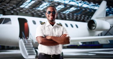Gülümseyen Afrikalı Amerikalı Havacılık Üniformalı Adam Özel Jet 'e biniyor.
