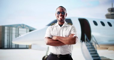 Genç Afrikalı Amerikalı Havaalanında Özel Jet Pilotu Gülümsüyor.