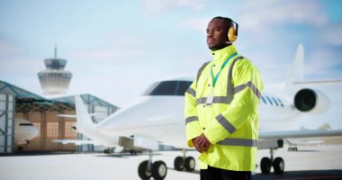 Sarı üniformalı Afro-Amerikan Uçak Bakım Mühendisi Uçakta çalışıyor