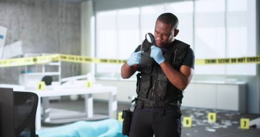 Sarı Suç Mahalli Kasetinin Arkasındaki Ofiste Kanıt Topluyor.