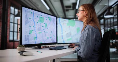 İnternette emlak listesi aramak için bilgisayar kullanan bir kadın. Olası Meslekler: Emlak Ajansı