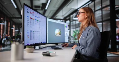 Ev dekorasyonu için e-ticaret web sitesi kurmakla meşgul girişimci.