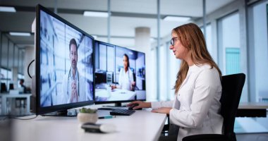 Tıbbi ekip ve dişçiyle video konferansına liderlik eden kadın doktor.