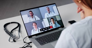 Kadın Doktor Ekip Lideri Video Konferansı ile Webinar Çevrimiçi.