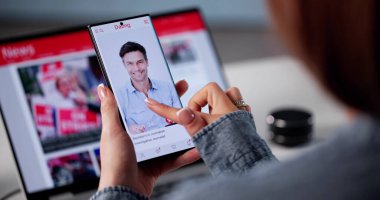 Çevrimiçi Randevu Keşfediliyor: Telefondaki Sosyal Ağ 'da Sızan Kız.