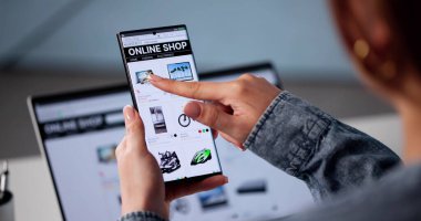 Mobil Karşılıklı Ticaret Web Sitesinde İş Kadını Çevrimiçi Satın Alım Yapıyor