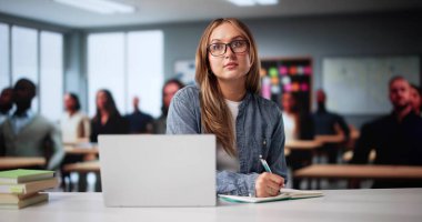 Sanal Üniversite Dersi: Genç Öğrenci Öğrenim İçin Laptop Kullanıyor