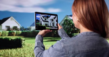 Kadın Tablet 'te Artırılmış Gerçeklik Teknolojisini kullanarak Hayalindeki Evi Yapıyor.