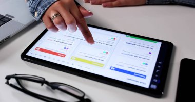 Agile Yazılım Proje Yöneticisi Tablet Üzerine Scrum Zamanlaması