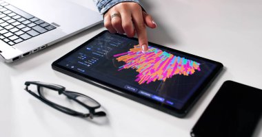 Kadın Analizci İş Verisi Analizi için Teknolojide Tablet Kullanıyor.