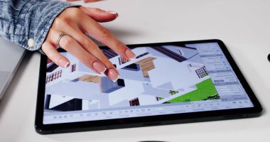 Gayri menkulleri kaldırmak için 3 boyutlu CAD yazılımı kullanan genç kadın.