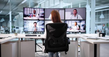 Bilgisayar Ekranlarında Kadın Doktor Online Kanser Konferansına ev sahipliği yapıyor