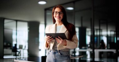 Ofiste Tablet Kullanan Genç Bir Kadın Analistin Portresi.