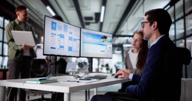 Ekip Geliştirme Mobil Alışveriş Uygulaması, Tasarımcı İzleme Bilgisayarda Webinar.