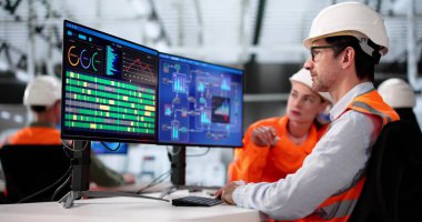 Üretim tesisindeki verileri izlemek için çok ırklı takım bilgisayarları kullanıyor