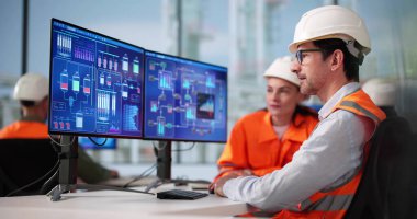 Siyah Kadın Mühendis Petrol Rafinerisinde Yenilikçi Otomasyon Sistemi İzliyor.