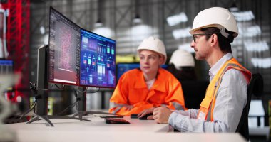 Genç Afrikalı Amerikalı Mühendis Masaüstü Bilgisayarında SCADA Yazılımı Kullanıyor