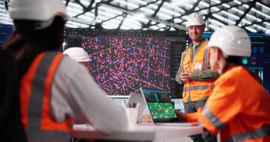 Büyük Veri Talimatlarında Çok Irklı Mühendis Ekibine Öncülük eden Teknik Profesörü